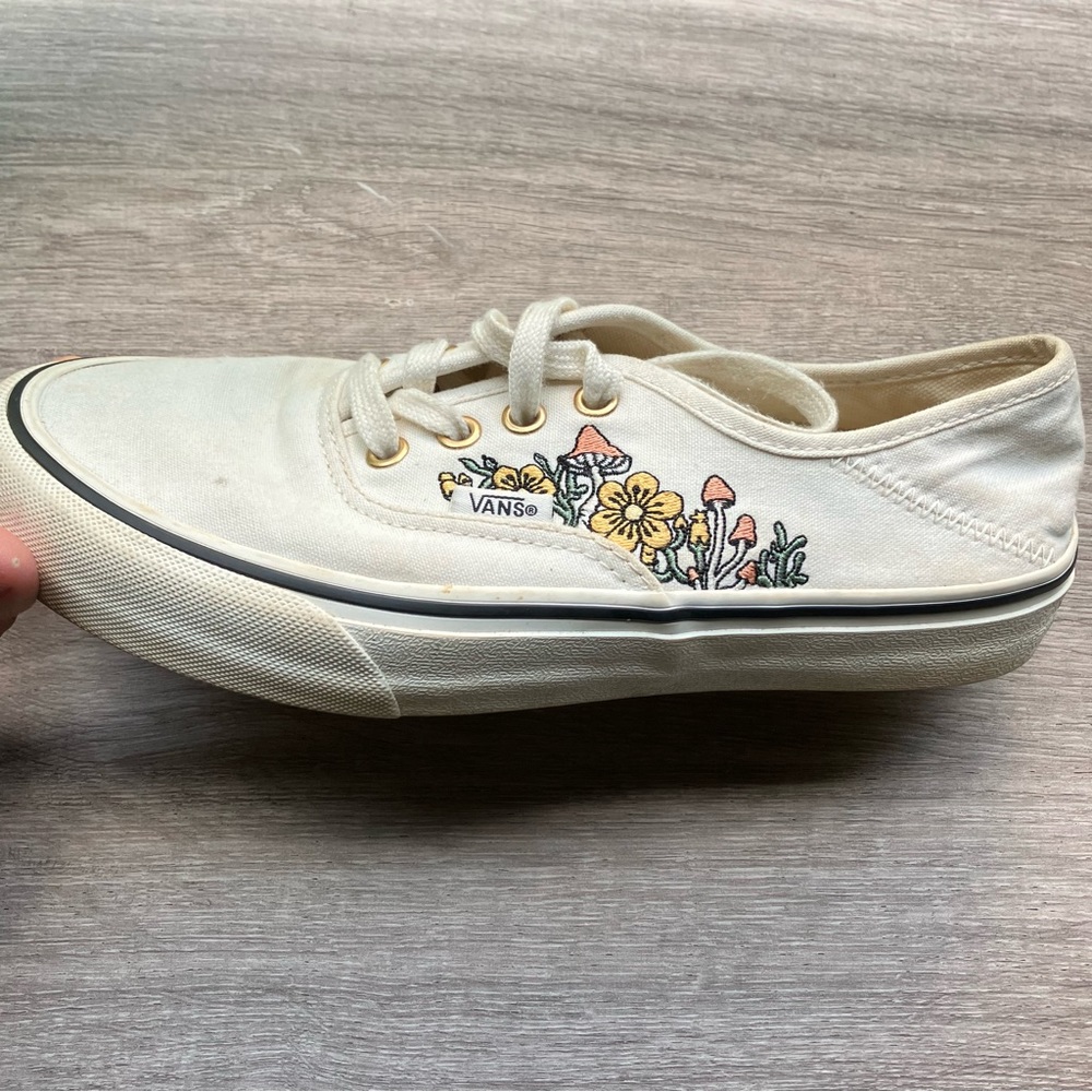 Vans women’s size 8 off white low top shoes w/ embroidered flowers & mushrooms